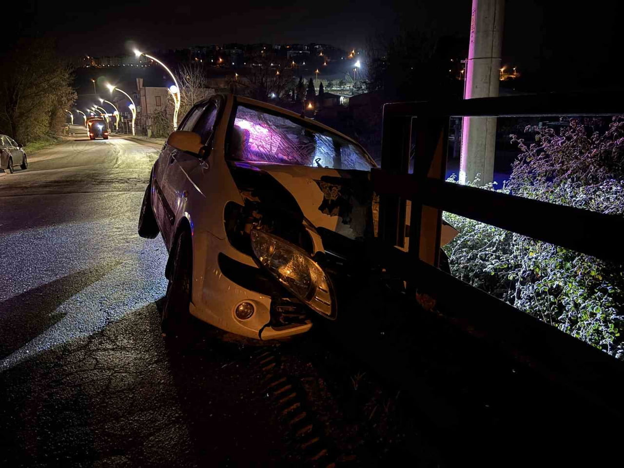 KOCAELİ’DE GÖL ÜSTÜ GEÇİŞ KÖPRÜSÜ KENARINA ÇARPARAK HURDAYA DÖNEN OTOMOBİLİN SÜRÜCÜSÜ KAZANIN...