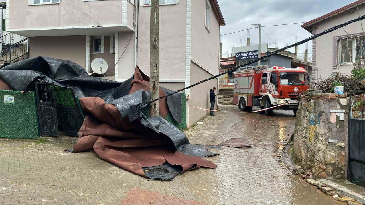 KOCAELİ’DE ŞİDDETLİ FIRTINA VE SAĞANAK YAĞIŞIN ARDINDAN BİRÇOK EVDE BÜYÜK HASAR OLUŞURKEN, AFETTEN...