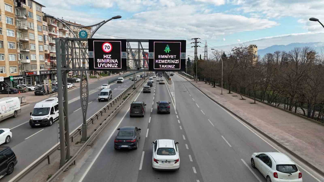 KOCAELİ’DE TRAFİK AKILLI SİSTEMLERLE YÖNETİLİYOR. 360 KAMERA, 254 SİNYALİZE KAVŞAK VE 110 YOLCU...