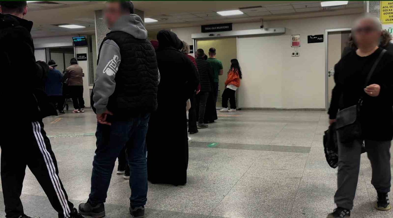 KOCAELİ DEVLET HASTANESİ VE KOCAELİ ŞEHİR HASTANESİ ACİL SERVİSLERİNDE ZAMAN ZAMAN UZUN KUYRUKLAR...