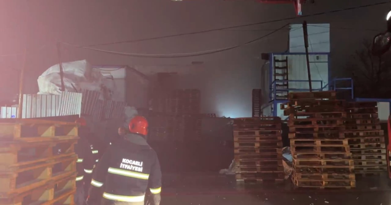 KOCAELİ’NİN ÇAYIROVA İLÇESİNDE BİR PALET DEPOSUNDA ÇIKAN YANGIN, İTFAİYE EKİPLERİNİN MÜDAHALESİYLE...