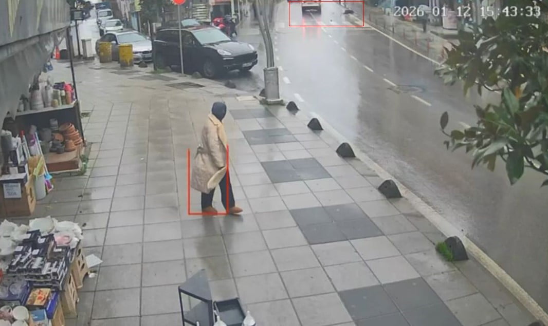 KOCAELİ’NİN ÇAYIROVA İLÇESİNDE YAYA GEÇİDİNDEN KARŞIDAN KARŞIYA GEÇERKEN OTOMOBİLİN ÇARPMASI...