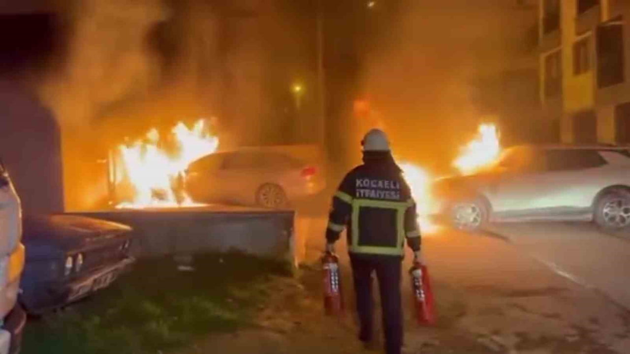 KOCAELİ’NİN DARICA İLÇESİNDE PARK HALİNDE BULUNAN OTOMOBİLDE ÇIKAN YANGIN PANİĞE NEDEN OLDU....