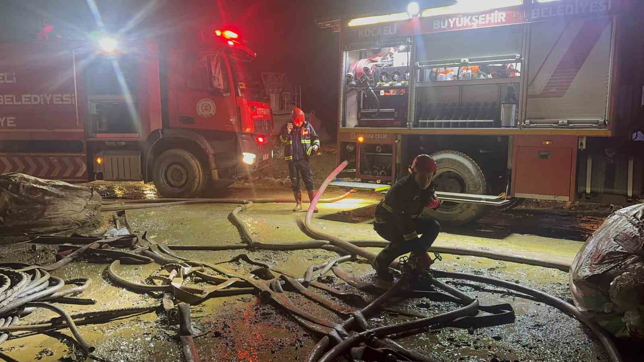 KOCAELİ’NİN GEBZE İLÇESİNDE ATIK NAYLON DEPOSUNDA ÇIKAN YANGIN, İTFAİYE EKİPLERİNİN MÜDAHALESİYLE...