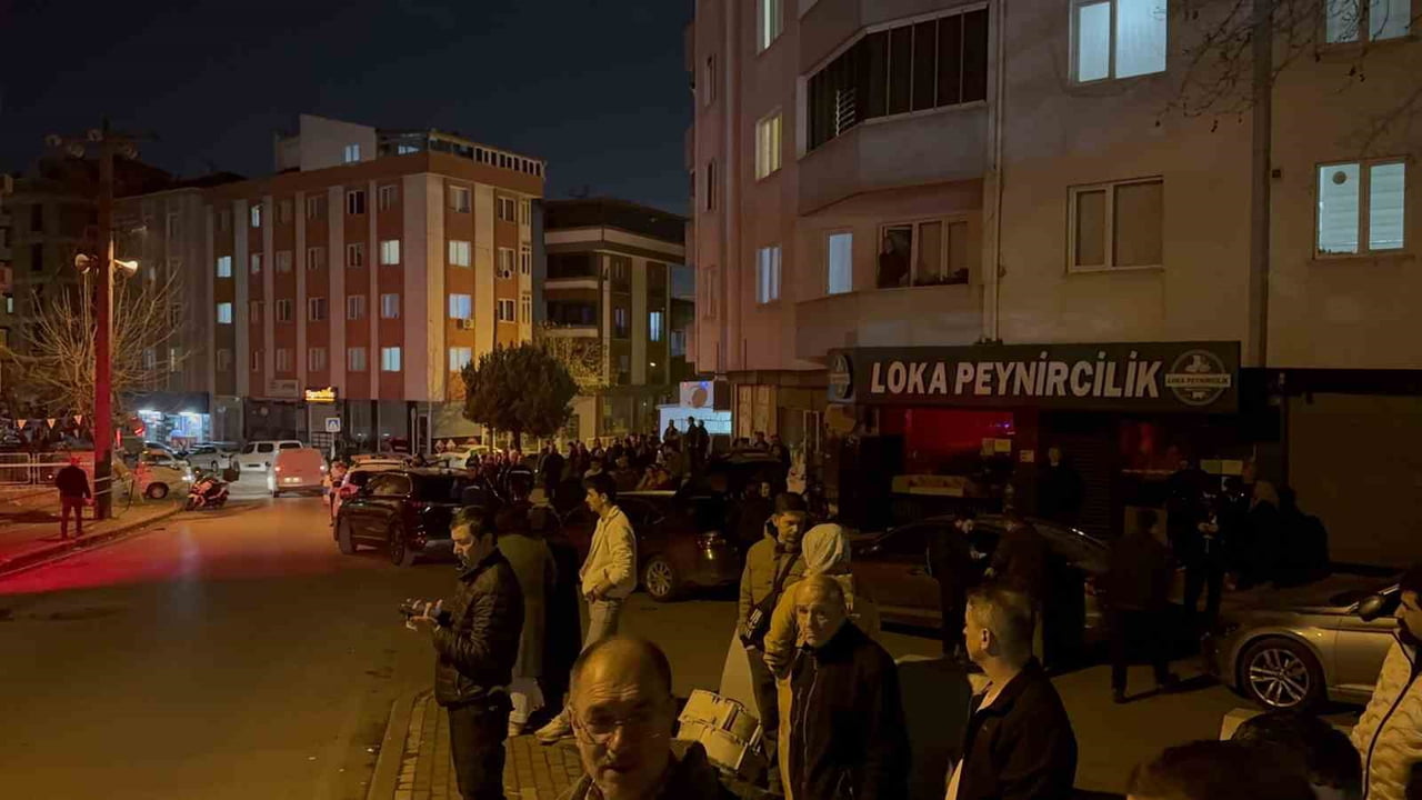 KOCAELİ’NİN GEBZE İLÇESİNDE, GİRİŞ KISMINDA ÇÖKME MEYDANA GELEN 5 KATLI APARTMAN VE ÇEVRESİNDEKİ 6...