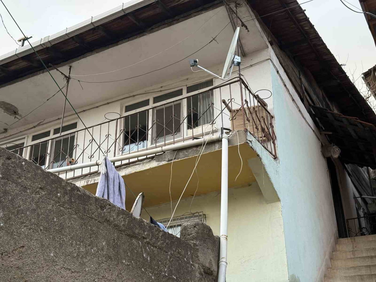 KOCAELİ’NİN İZMİT İLÇESİNDE BİR EVDE MEYDANA GELEN ZEMİN ÇÖKMESİ VE DUVARLARDA OLUŞAN ÇATLAKLAR...