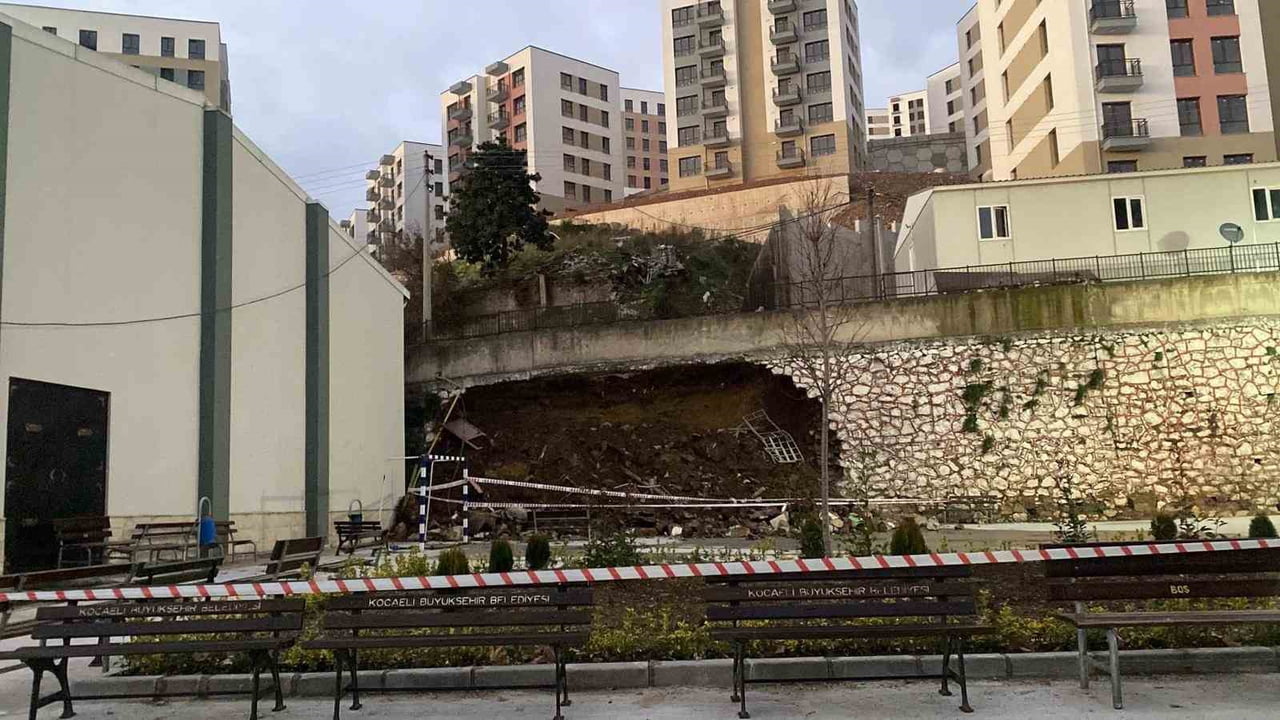 KOCAELİ’NİN İZMİT İLÇESİNDE BİR İNŞAAT ŞANTİYESİNDE BULUNAN 10 METRELİK İSTİNAT DUVARI, MİMAR...