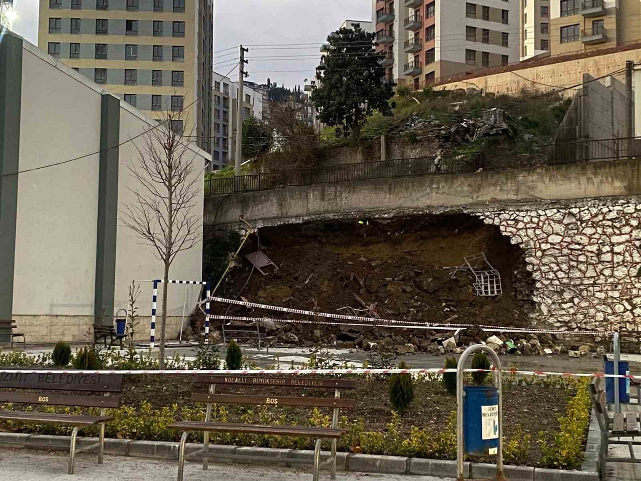 KOCAELİ’NİN İZMİT İLÇESİNDE BİR İNŞAAT ŞANTİYESİNDE BULUNAN 10 METRELİK İSTİNAT DUVARI, MİMAR...