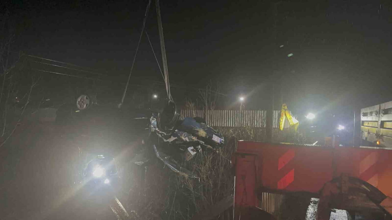 KOCAELİ’NİN KANDIRA İLÇESİNDE ÇAYA UÇAN OTOMOBİLDEKİ BABA VE OĞLU HAYATINI KAYBETTİ.