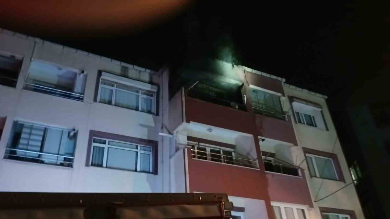KOCAELİ’NİN KARAMÜRSEL İLÇESİNDE BİR EVDE ÇIKAN YANGIN PANİĞE NEDEN OLDU. YANGININ ELEKTRİK...
