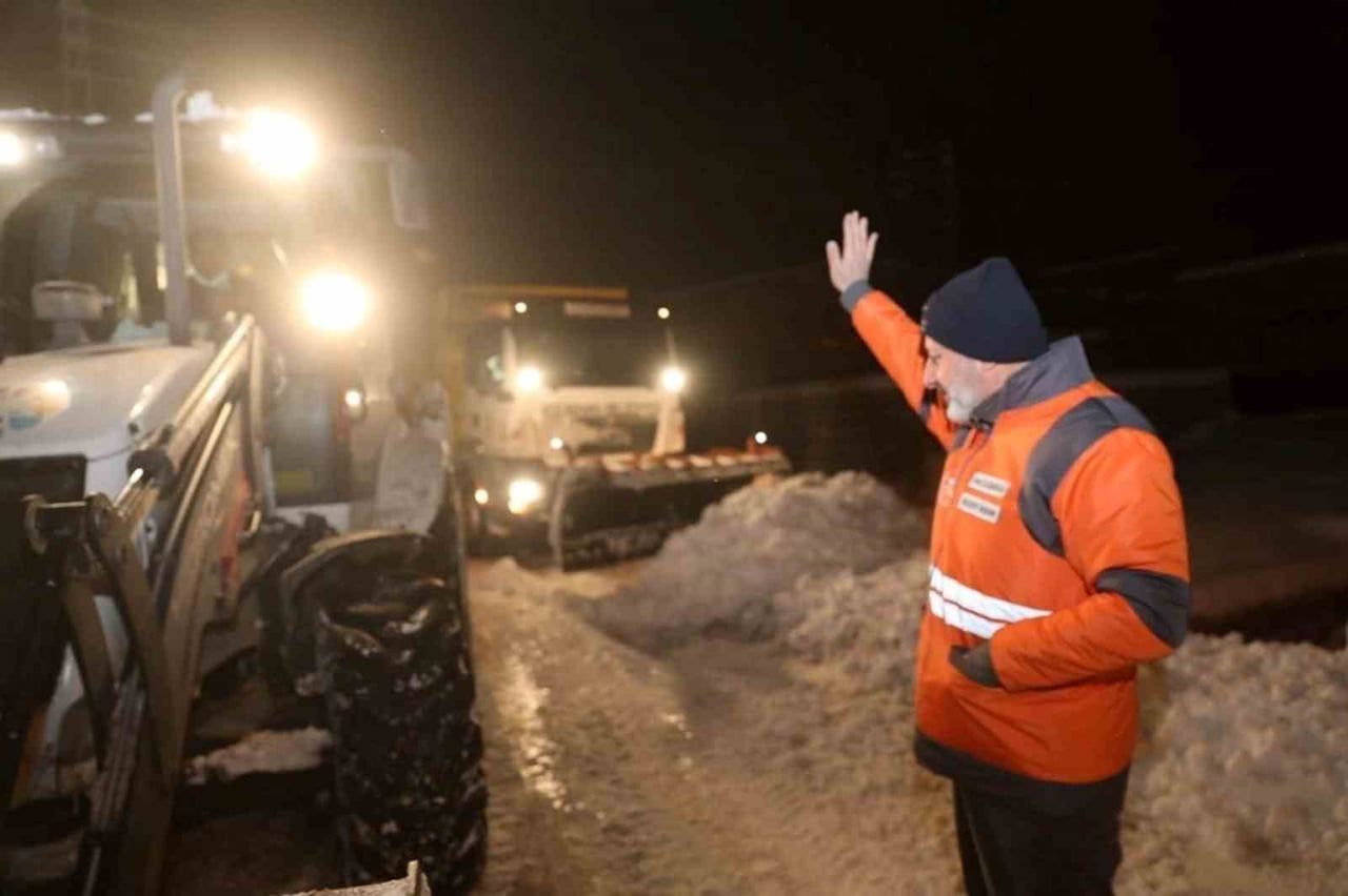 KOCASİNAN BELEDİYESİ EKİPLERİ, YAYA YOLLARI, ANA ARTERLER, CADDE, SOKAK VE MEYDANLARDA KAR...