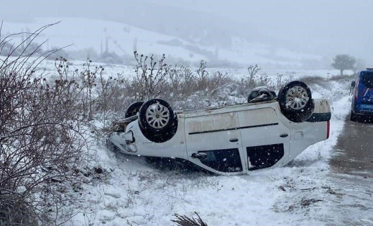 KONTROLDE ÇIKAN ARAÇ TAKLA ATTI, SÜRÜCÜSÜ YARALANDI