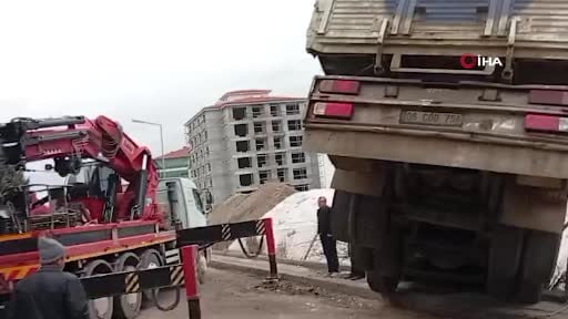 Kontrolden çıkan kamyon park halindeki araca çarptı