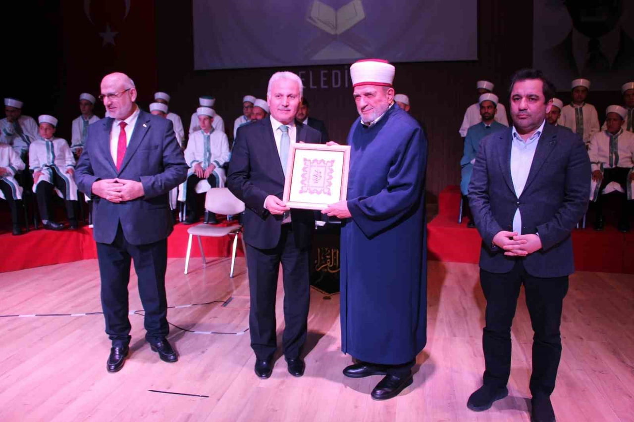 KONUŞMALARIN ARDINDA ÜLKE ÇAPINDA VE DÜNYADA YARIŞMA DERECELERİ BULUNAN ÜNLÜ KURAN HADİMLERİ...