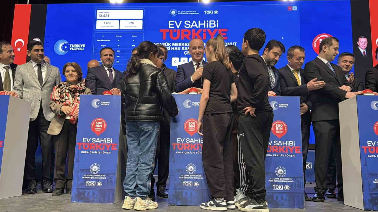 KONUŞMALARIN ARDINDAN KURA ÇEKİMİNE GEÇİLİRKEN, BİN 600 KONUTUN HAK SAHİPLERİ BELİRLENEREK...