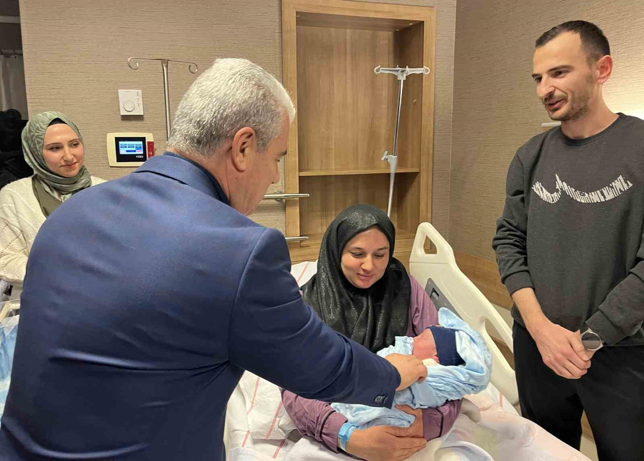 KONYA'DA 2026 YILININ İLK BEBEĞİ 3 KİLO 10 GRAM OLARAK DÜNYAYA GELEN ALPARSLAN BEBEK OLDU.