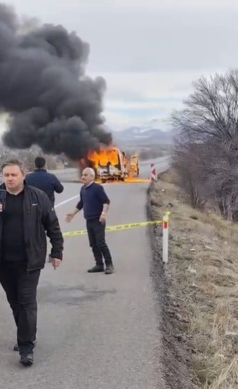 KONYA'DA SEYİR HALİNDEKİ YOLCU MİNİBÜSÜNDE HENÜZ BELİRLENEMEYEN BİR NEDENLE YANGIN ÇIKTI. KISA...