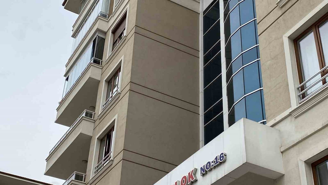 KONYA'DA TARTIŞTIĞI KARISINI BIÇAKLAYARAK ÖLDÜRMESİ SONRASI TUTUKLANAN ZANLININ YARGILANMASINA...