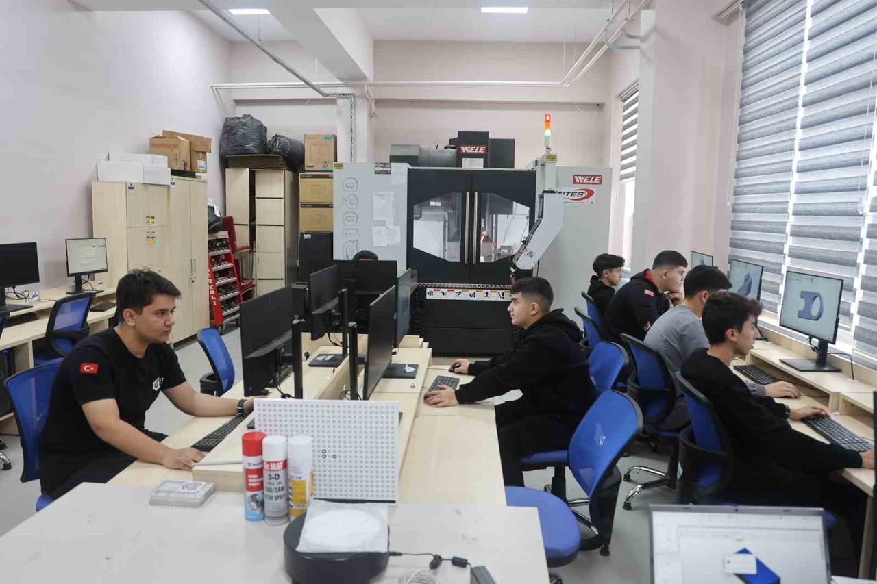 KONYA'DA ÜRETİMLE EĞİTİMİ BİRLEŞTİREREK ADETA FABRİKA GİBİ ÇALIŞAN MESLEK LİESİ 2025 YILI SONU...