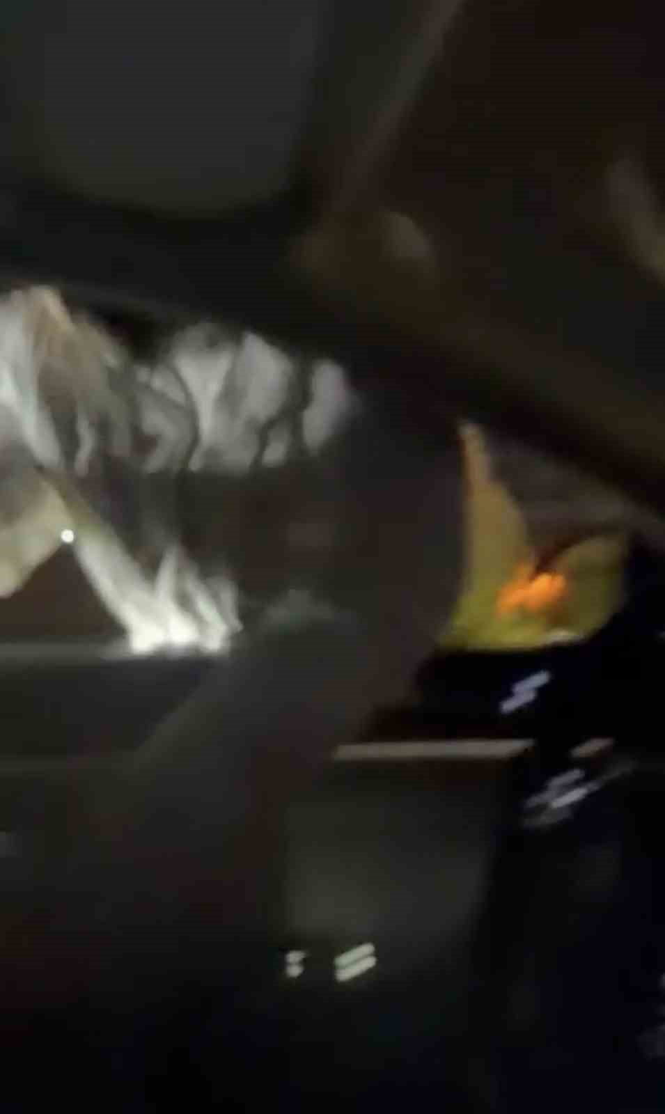 KONYA'DA YOL VERME TARTIŞMASI SONRASI SÜRÜCÜNÜN TAKSİCİYE SALDIRDIĞI ANLAR CEP TELEFONU KAMERASINA...