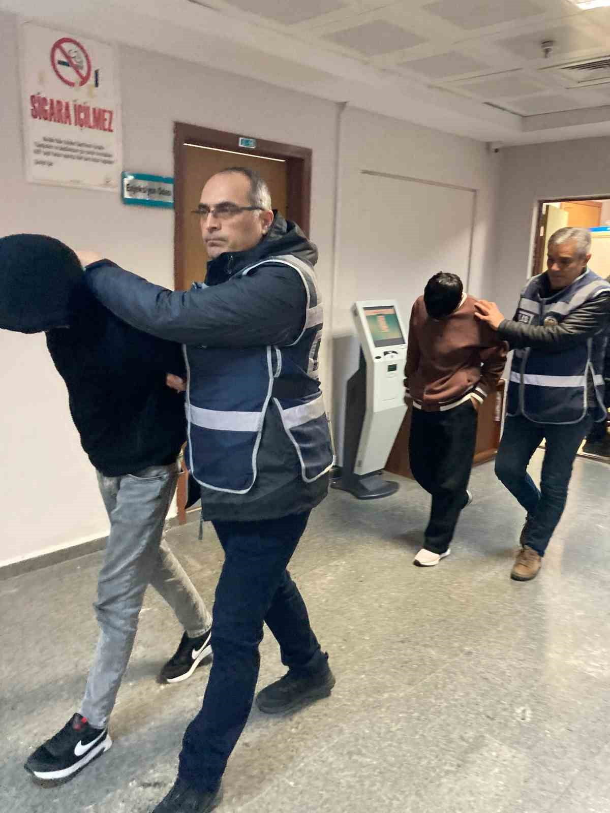 KONYA'NIN AKŞEHİR İLÇESİNDE ÇALDIKLARI MOTOSİKLETİ PARÇALARKEN, POLİS TARAFINDAN YAKALANAN 2...