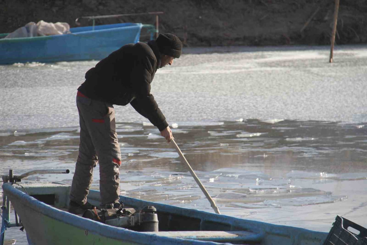 KONYA'NIN BEYŞEHİR İLÇESİNDE DONDURUCU SOĞUKLAR, TÜRKİYE'NİN ÖNEMLİ TATLI SU BALIĞI ÜRETİM...