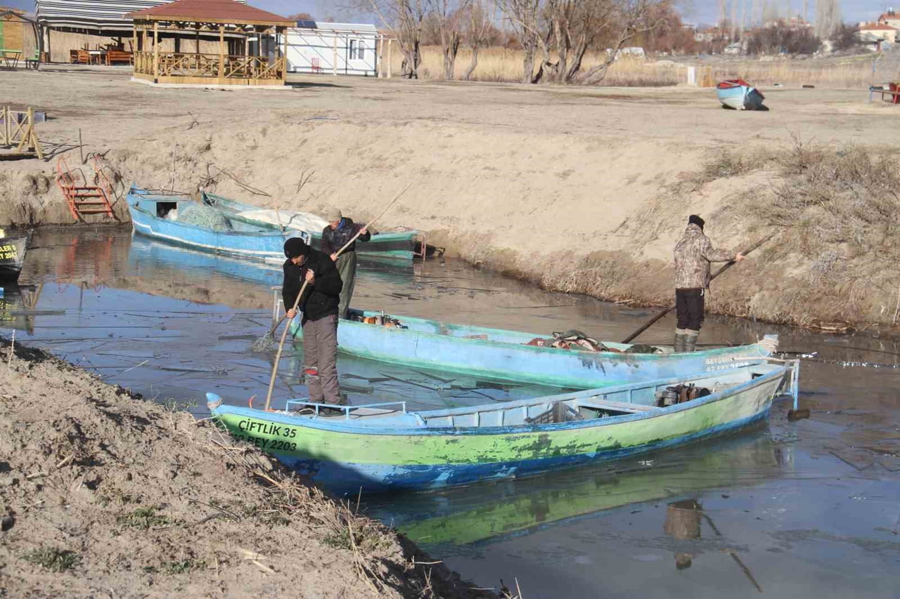 KONYA'NIN BEYŞEHİR İLÇESİNDE DONDURUCU SOĞUKLAR, TÜRKİYE'NİN ÖNEMLİ TATLI SU BALIĞI ÜRETİM...
