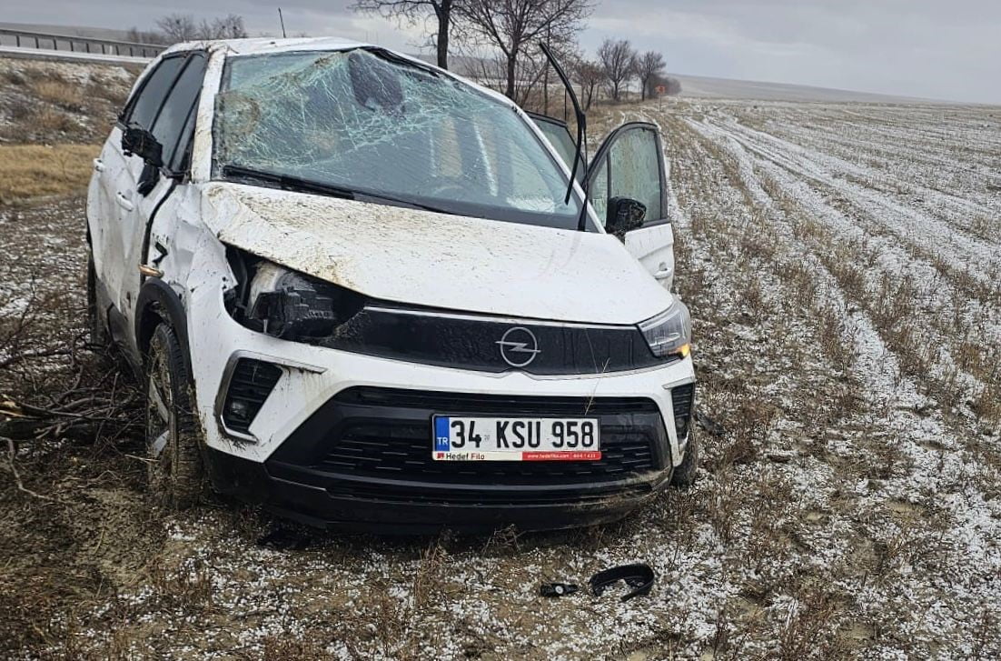 KONYA'NIN KULU İLÇESİNDE ANİDEN ETKİLİ OLAN FIRTINA VE DOLU YAĞIŞI, TRAFİK KAZALARINA NEDEN OLDU....