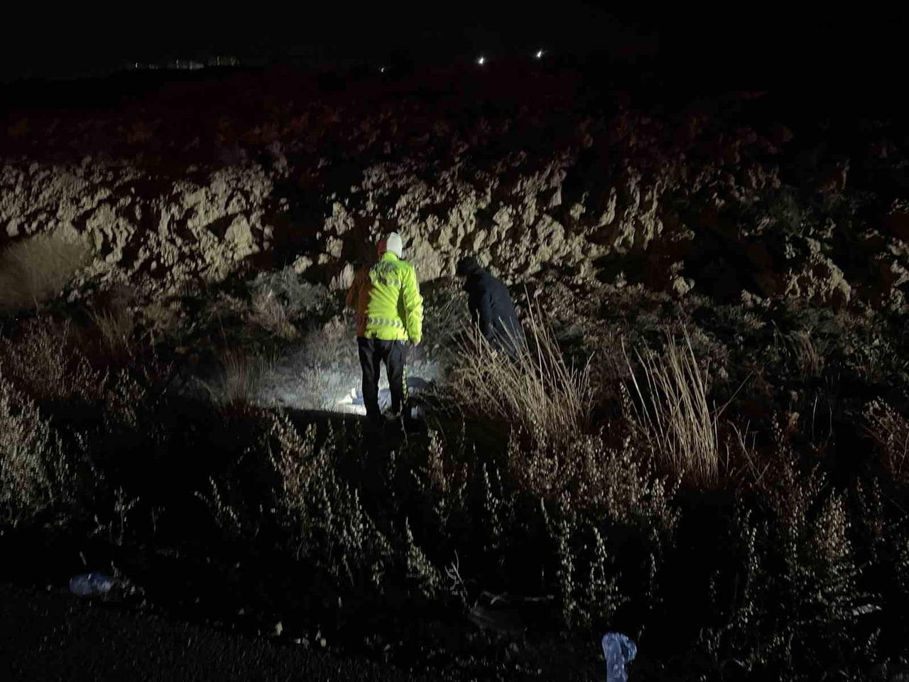 KONYA’DA KOCASIYLA ARAÇ İÇERİSİNDE TARTIŞTIKTAN SONRA ARAÇTAN İNEREK YOLUN KARŞISINA GEÇEMEYE...