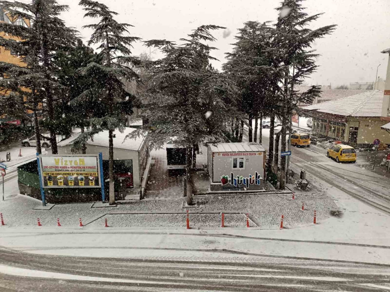 KONYA’NIN BEYŞEHİR, HÜYÜK VE DEREBUCAK İLÇELERİNDE KAR YAĞIŞI SEVİNCİ YAŞANDI.
