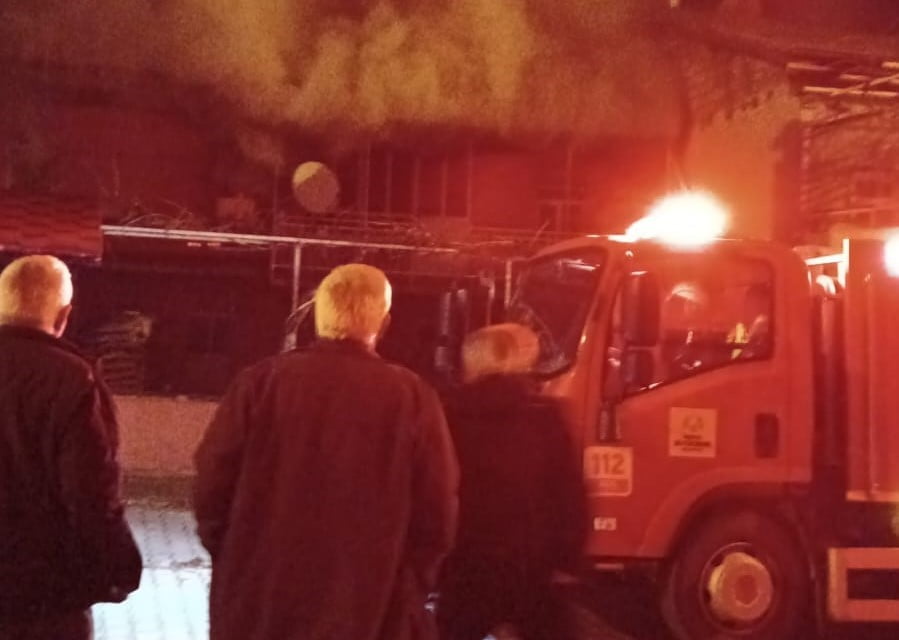 KONYA’NIN BEYŞEHİR İLÇESİNDE ÇIKAN YANGINDA İKİ KATLI BİR EV KULLANILAMAZ HALE GELDİ.