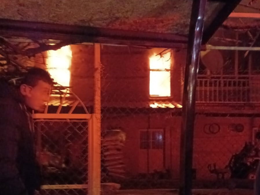 KONYA’NIN BEYŞEHİR İLÇESİNDE ÇIKAN YANGINDA İKİ KATLI BİR EV KULLANILAMAZ HALE GELDİ.