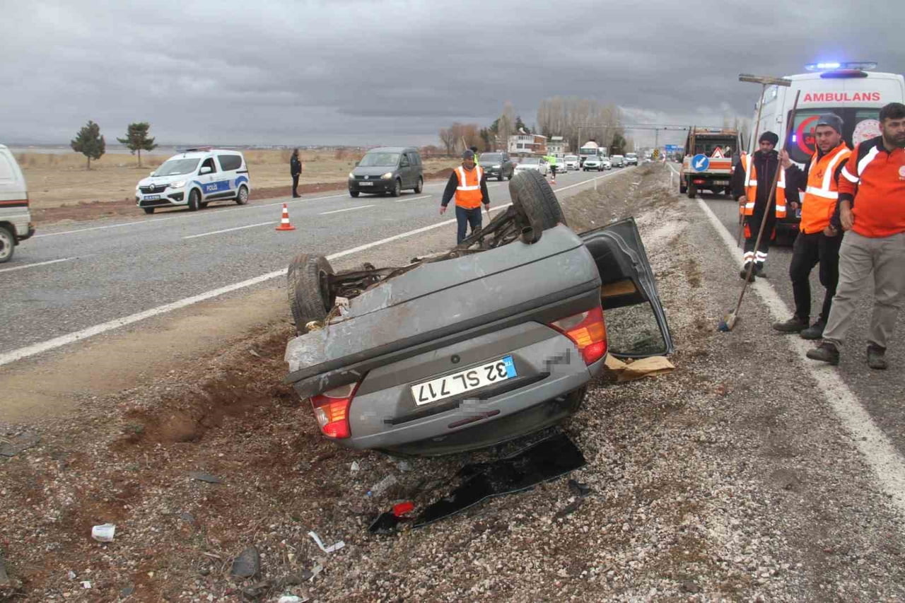 KONYA’NIN BEYŞEHİR İLÇESİNDE DEVRİLEN OTOMOBİLDEKİ AYNI AİLEDEN 6 KİŞİ YARALANDI.