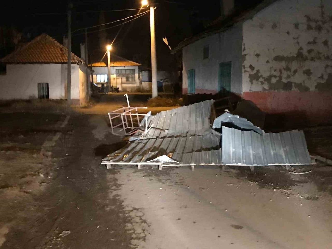 KONYA’NIN EREĞLİ İLÇESİNDE SABAH SAATLERİNDEN İTİBAREN ETKİSİNİ GÖSTEREN ŞİDDETLİ RÜZGAR, REKLAM...