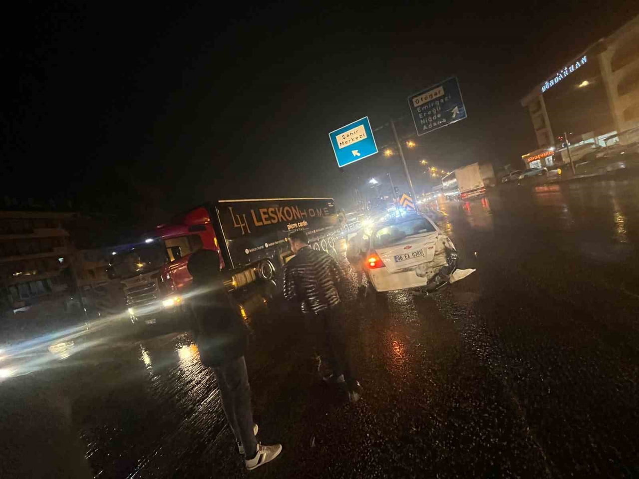 KONYA’NIN KARAPINAR İLÇESİNDE IŞIKLI KAVŞAKTA TIRIN, IŞIKTA YAVAŞLAYAN OTOMOBİLE ÇARPMASI SONUCU...