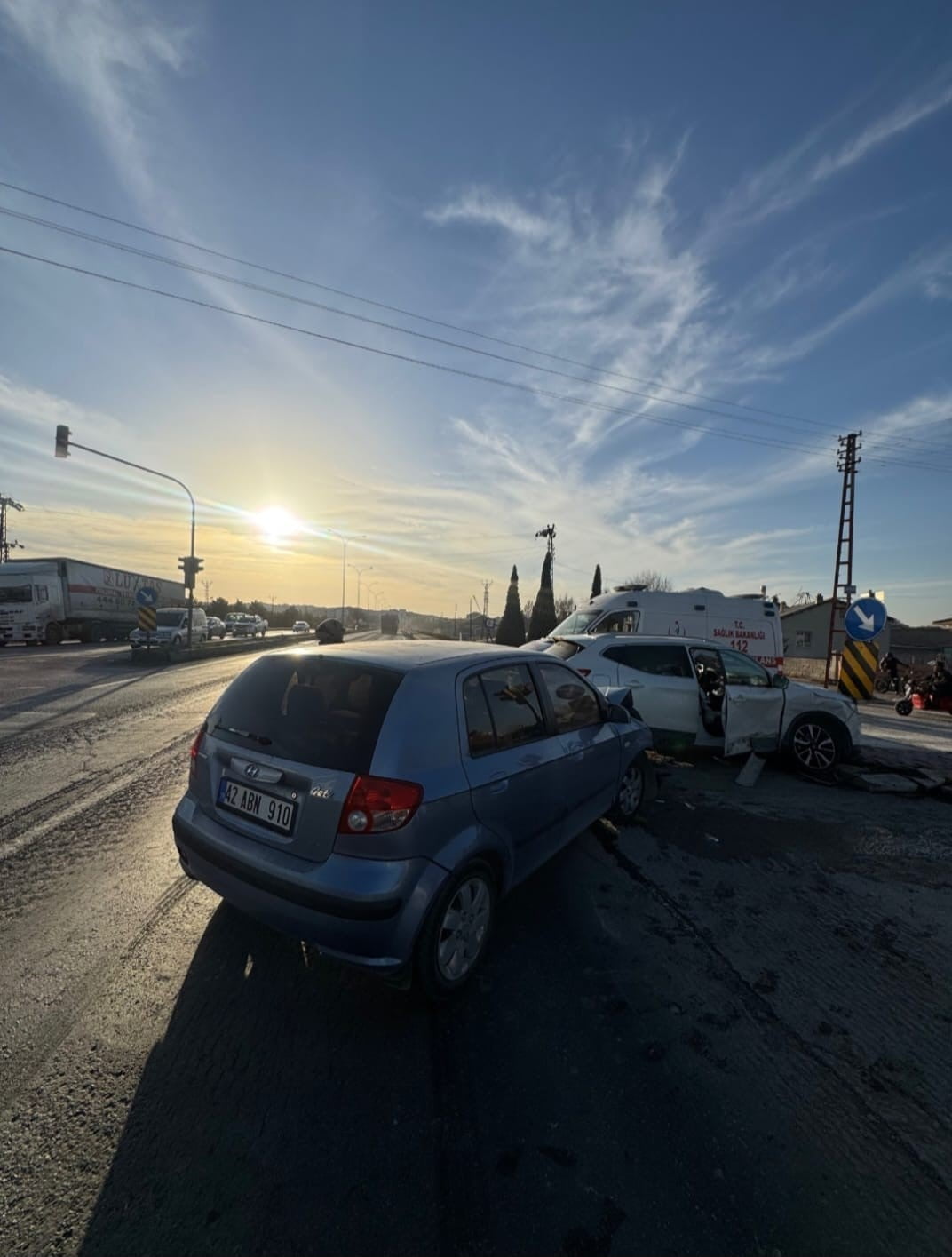 KONYA’NIN KARAPINAR İLÇESİNDE MEYDANA GELEN TRAFİK KAZASINDA 3 KİŞİ YARALANDI