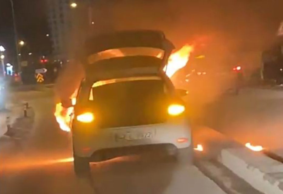 KONYA’NIN KARAPINAR İLÇESİNDE SEYİR HALİNDEKİ OTOMOBİLDE YANGIN ÇIKTI.