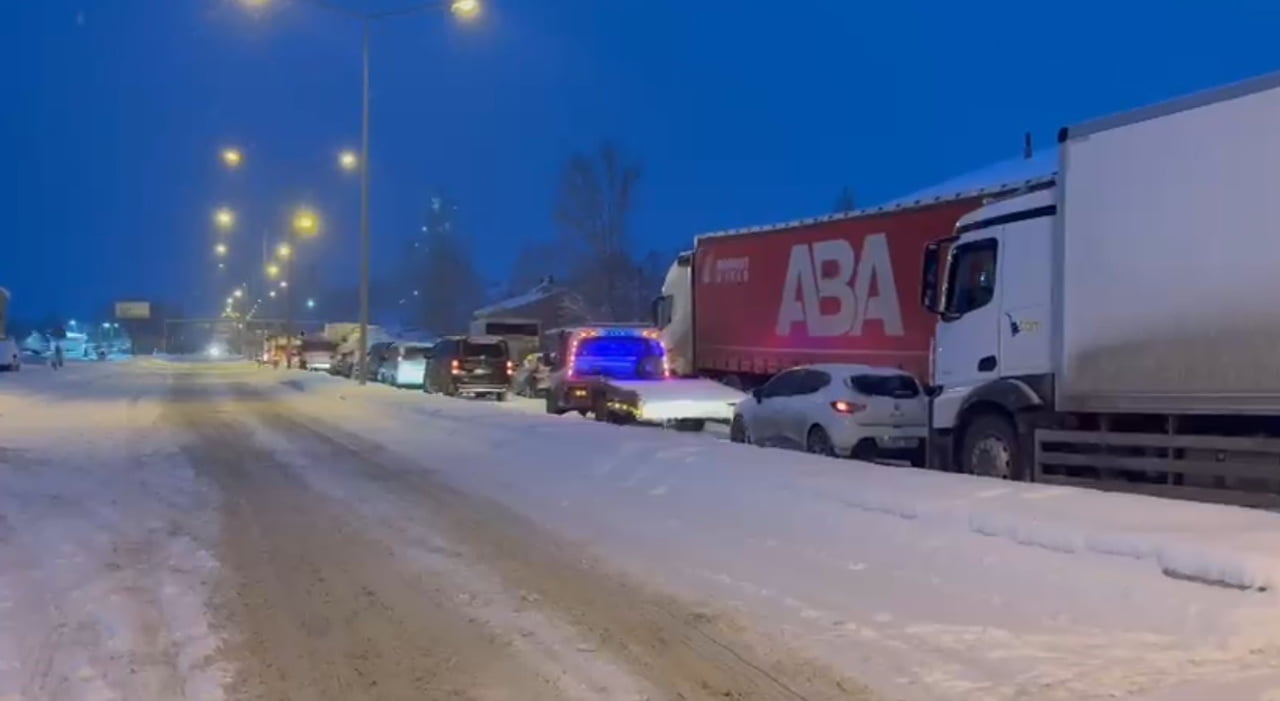 KOP DAĞI GEÇİDİ’NDE TİPİ NEDENİYLE ARAÇLAR YOLDA KALDI