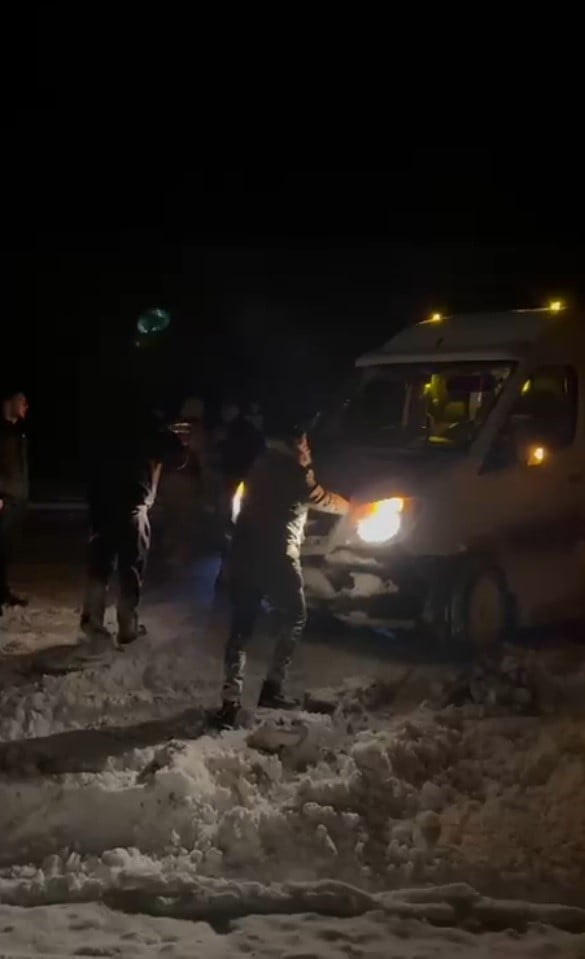 KOP DAĞI GEÇİDİ’NDE TİPİ NEDENİYLE ARAÇLAR YOLDA KALDI