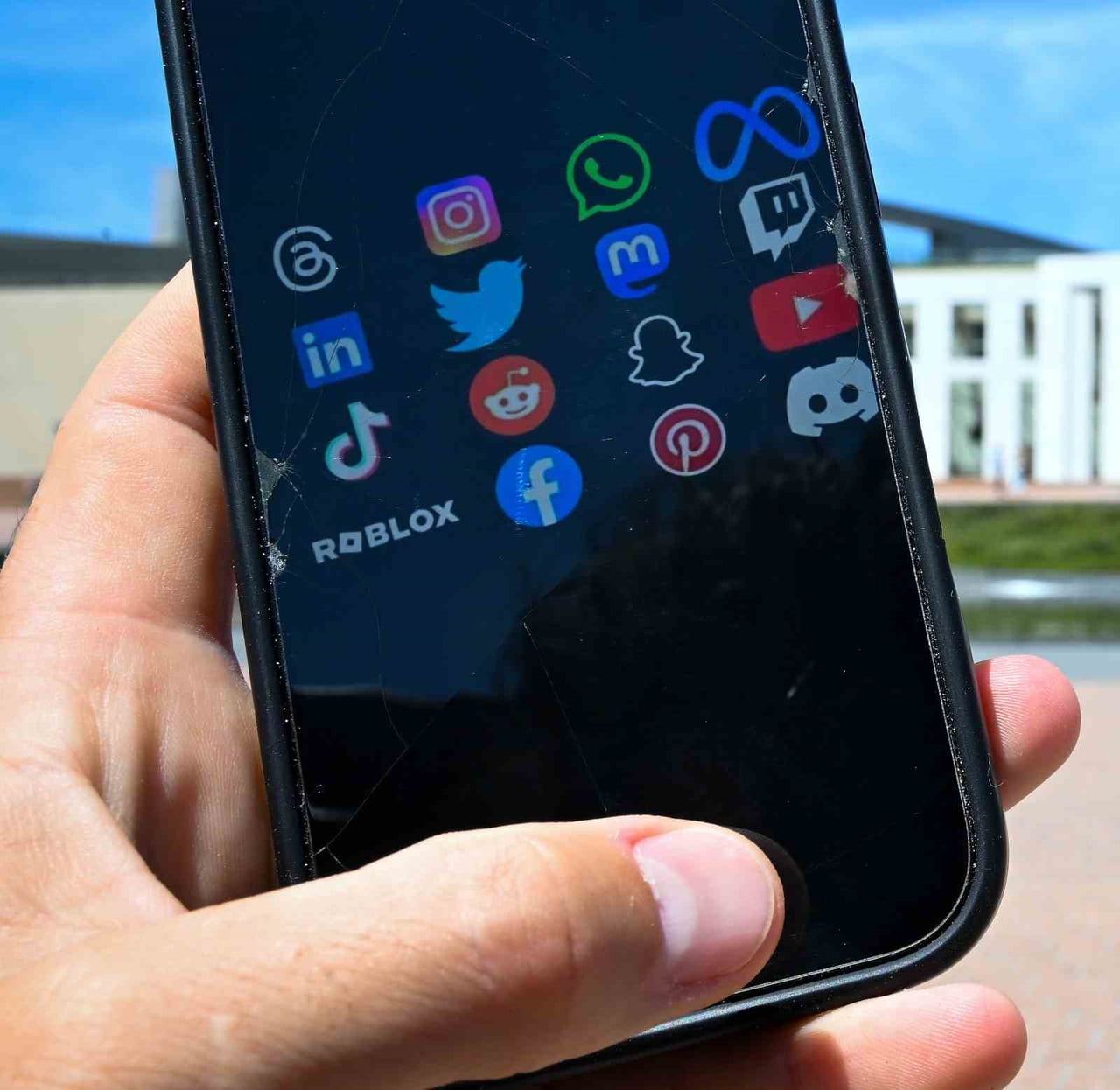 KÖPEĞE UYGULANAN ŞİDDET İÇEREN BİR VİDEOYU DENİZLİ’DE YAŞANMIŞ GİBİ SOSYAL MEDYA HESABINDAN...