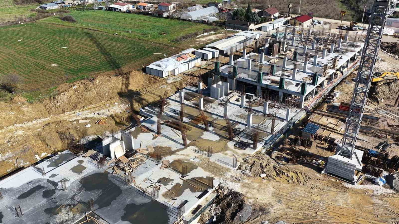 KÖRFEZ SEVİNDİKLİ'DE KOCAELİSPOR İÇİN İNŞA EDİLEN SPOR KOMPLEKSİNİ YERİNDE İNCELEYEN BÜYÜKŞEHİR...