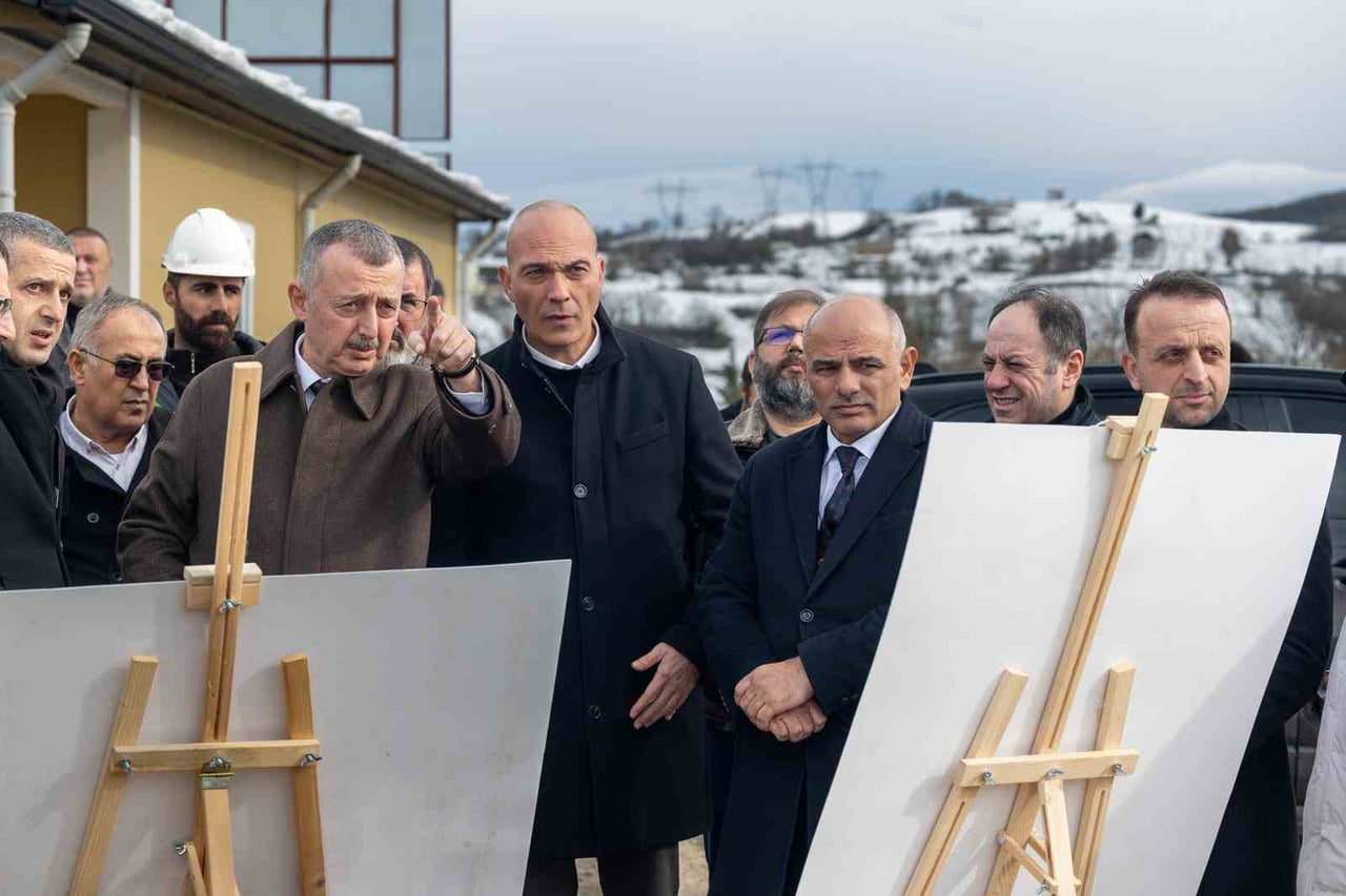 KÖRFEZ SEVİNDİKLİ'DE KOCAELİSPOR İÇİN İNŞA EDİLEN SPOR KOMPLEKSİNİ YERİNDE İNCELEYEN BÜYÜKŞEHİR...