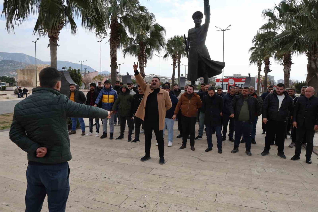 KOZAN ÜLKÜ OCAKLARI BAŞKANI MURAT MERCAN, EMEKLİ ALBAY ORKUN ÖZELLER’İN İLÇE MERKEZİNDE BULUNAN...
