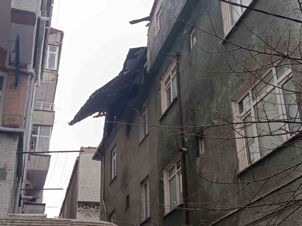 KÜÇÜKÇEKMECE'DE KUVVETLİ FIRTINANIN ETKİSİYLE BİR BİNADAN UÇAN ÇATININ PARÇALARI DİĞER BİNAYA...