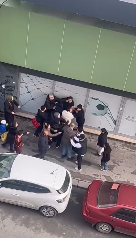 KÜÇÜKÇEKMECE'DE, U15 SÜPER AMATÖR LİGDE MÜCADELE EDEN İKİ TAKIM TARAFTARLARI ARASINDA KAVGA ÇIKTI....