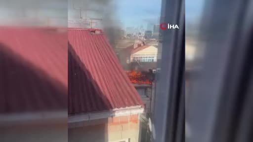 Küçükçekmece Atatürk Mahallesi’nde 3 katlı bir binanın çatı katında henüz bilinmeyen bir nedenle...