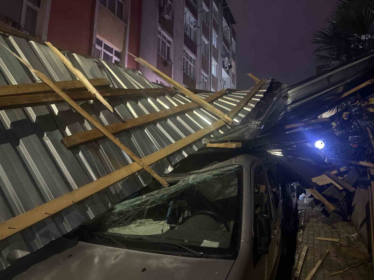 KÜÇÜKÇEKMECE’DE ETKİLİ OLAN ŞİDDETLİ RÜZGAR, 5 KATLI BİR BİNANIN ÇATISI UÇURDU. SAVRULAN ÇATI PARK...