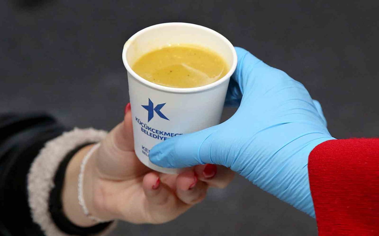 KÜÇÜKÇEKMECE’DE KIŞ AYLARININ GELMESİYLE BİRLİKTE İLÇE GENELİNDE BELEDİYENİN BAŞLATTIĞI SICAK...