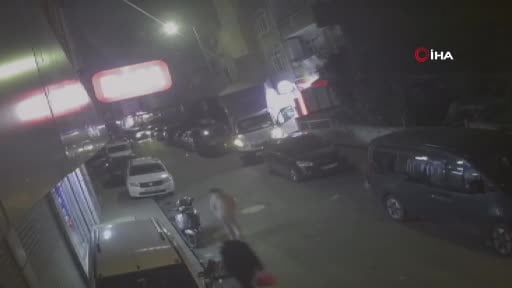 Küçükçekmece’de şiddetli rüzgar çatıyı uçurdu: Araçlar zarar gördü