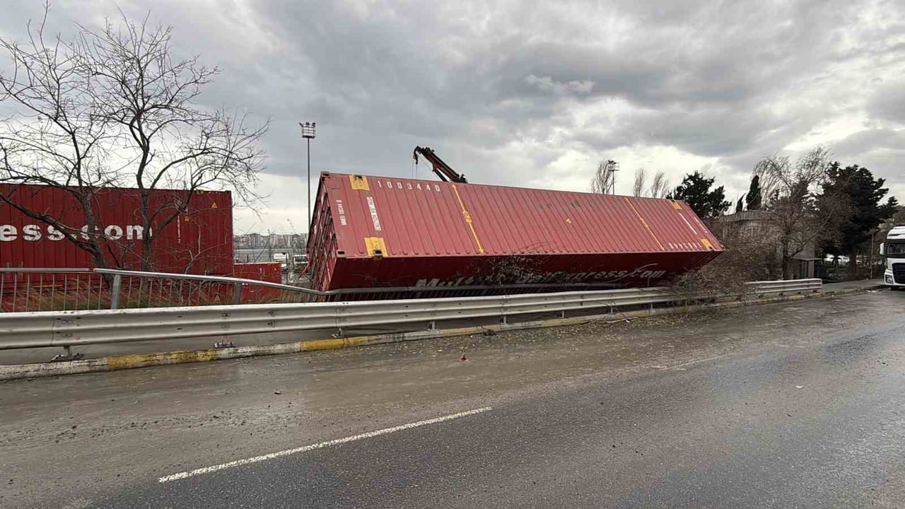 KÜÇÜKÇEKMECE HALKALI ESKİ GÜMRÜK SAHASINDA ŞİDDETLİ RÜZGAR KONTEYNIRLARI DEVİRDİ.